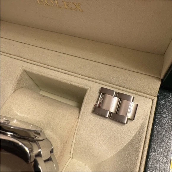 💯 Authentic Rolex Oyster Perpetual
Date 34mm - box and papers - Picture 7 of 8